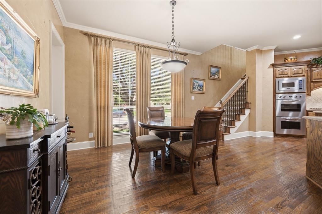 Breakfast and dining area