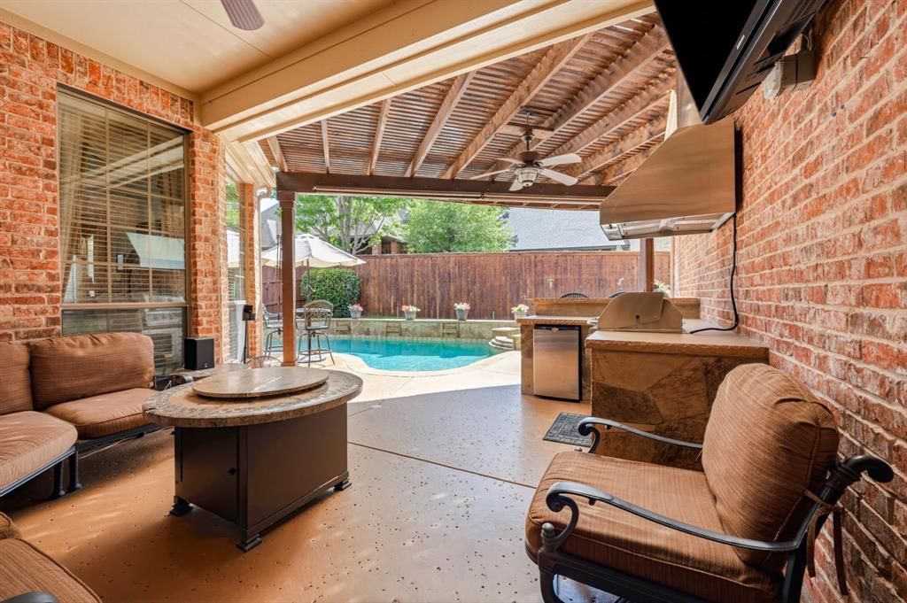 Covered patio and outdoor kitchen